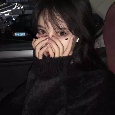 网红狗“锄头”被盗宰杀已被刑事立案，主人带其照片重返西藏：它在无人区雪山上救过我